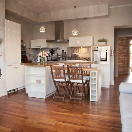 75M2 Apartament Kopernik Z Widokiem Na Jasna Gore Czestochowa Luaran gambar